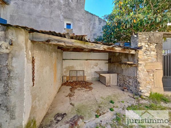 Rasteau (84110) JURISTIMMO vous propose cette charmante maison de village à rénover – 121 m² à RASTEAU
