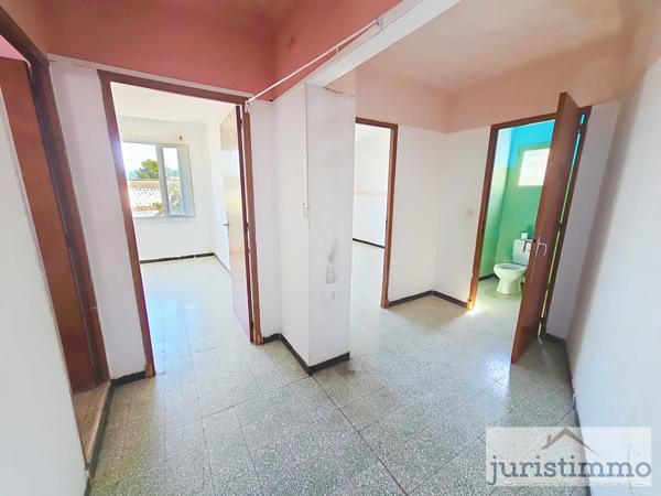 Rasteau (84110) JURISTIMMO vous propose cette charmante maison de village à rénover – 121 m² à RASTEAU