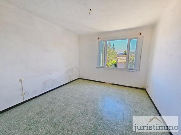 Rasteau (84110) JURISTIMMO vous propose cette charmante maison de village à rénover – 121 m² à RASTEAU