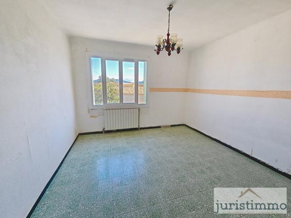 Rasteau (84110) JURISTIMMO vous propose cette charmante maison de village à rénover – 121 m² à RASTEAU