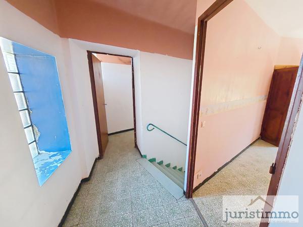 Rasteau (84110) JURISTIMMO vous propose cette charmante maison de village à rénover – 121 m² à RASTEAU