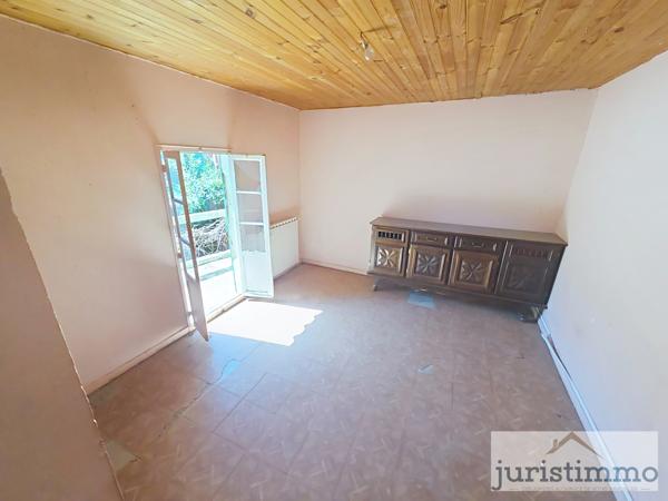 Rasteau (84110) JURISTIMMO vous propose cette charmante maison de village à rénover – 121 m² à RASTEAU