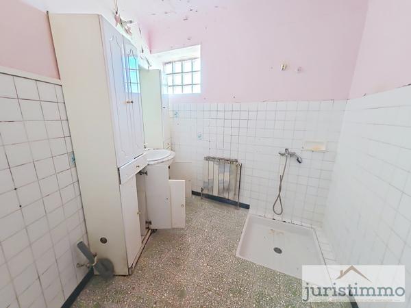 Rasteau (84110) JURISTIMMO vous propose cette charmante maison de village à rénover – 121 m² à RASTEAU