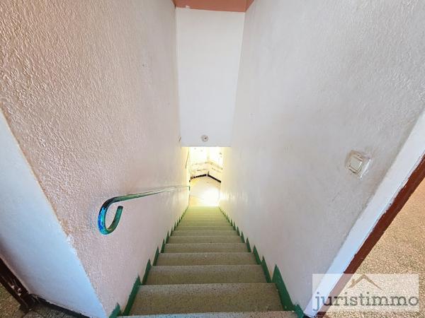 Rasteau (84110) JURISTIMMO vous propose cette charmante maison de village à rénover – 121 m² à RASTEAU