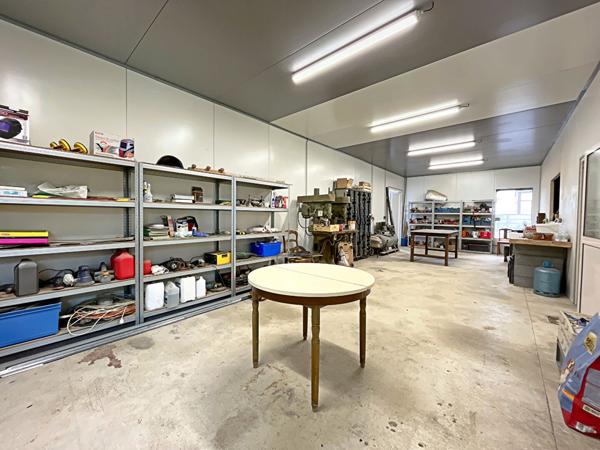 Propriété de 8 pièces de 225m2 avec hangar de 400m2 sur terrain de 7000m2