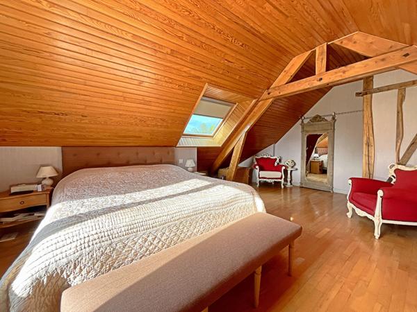 Propriété de 8 pièces de 225m2 avec hangar de 400m2 sur terrain de 7000m2