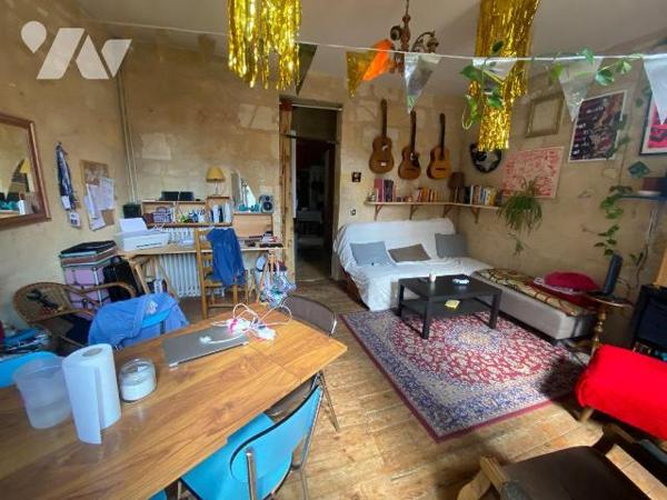 BORDEAUX en plein Centre 
Juste à côté de la Place Camille Julian vous trouverez cette maison ...