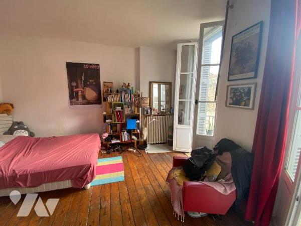 BORDEAUX en plein Centre 
Juste à côté de la Place Camille Julian vous trouverez cette maison ...