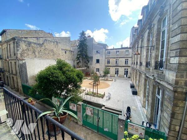 BORDEAUX en plein Centre 
Juste à côté de la Place Camille Julian vous trouverez cette maison ...