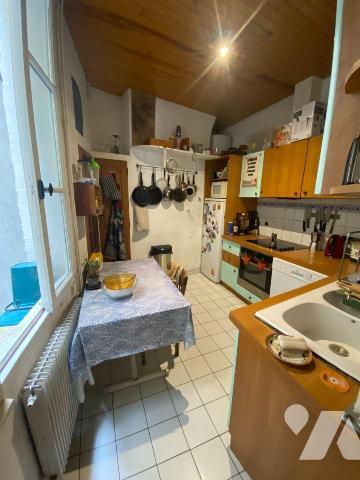 BORDEAUX en plein Centre 
Juste à côté de la Place Camille Julian vous trouverez cette maison ...