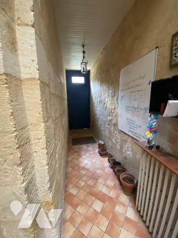 BORDEAUX en plein Centre 
Juste à côté de la Place Camille Julian vous trouverez cette maison ...