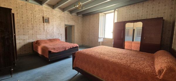 Maison en pierre à Tusson