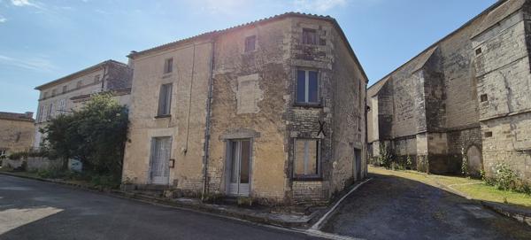 Maison en pierre à Tusson