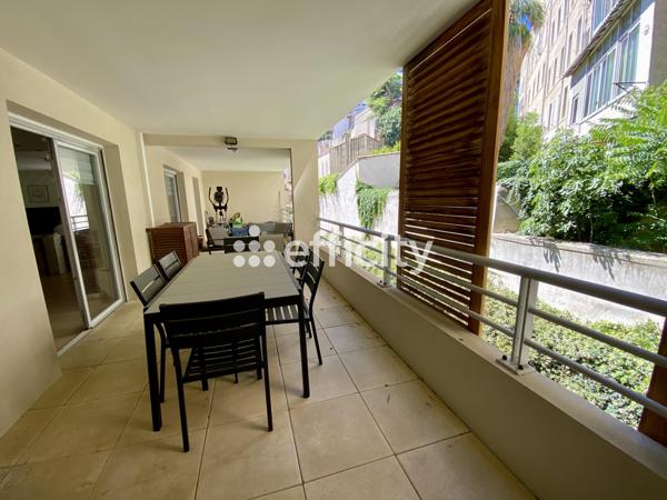 Appartement
         5 pièces
        - 143 m² 770 000 € *