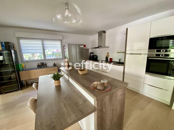Appartement
         5 pièces
        - 143 m² 770 000 € *