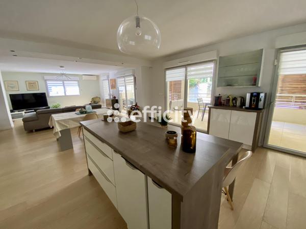 Appartement
         5 pièces
        - 143 m² 770 000 € *