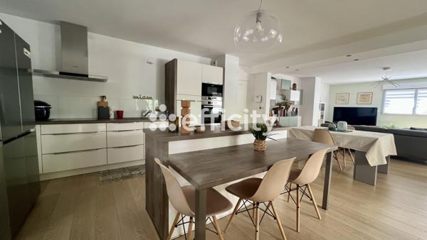 Appartement
         5 pièces
        - 143 m² 770 000 € *