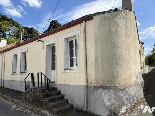 LE LOROUX-BOTTEREAU – Centre-bourg, maison en pierre à rénover