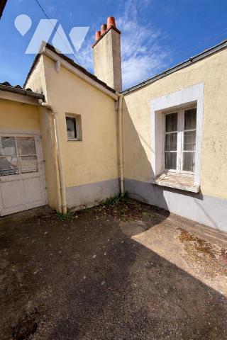 LE LOROUX-BOTTEREAU – Centre-bourg, maison en pierre à rénover