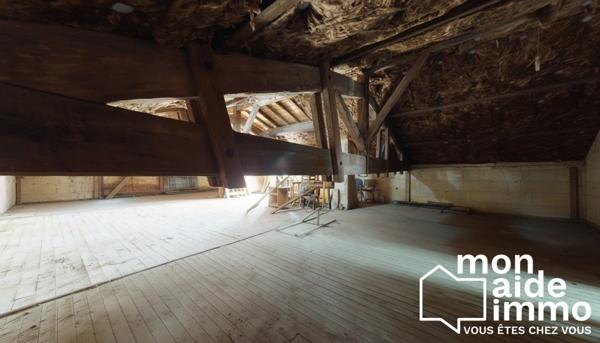 Belle maison en pierre de 200m² + grenier et garages sur 7000m² de terrain