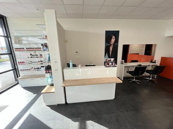Salon de coiffure zone commercial