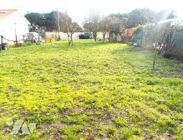 Dans hameau proche de MARENNES, terrain à bâtir clos et plat d'une surface de 458 m2