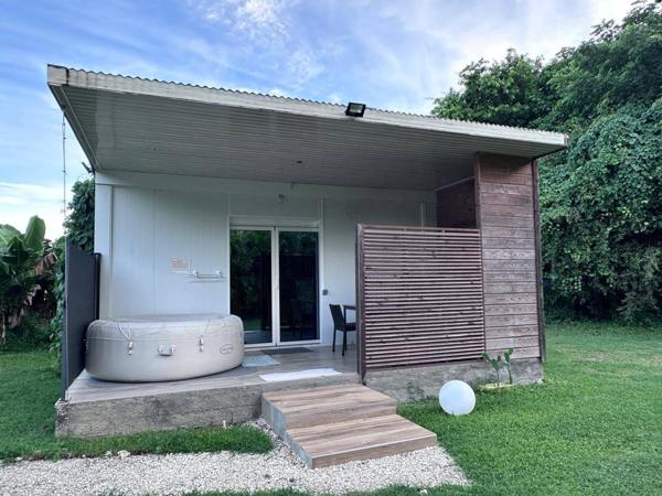 A LOUER dans jardin tropical petite maison T2 meublé et équipée avec jacuzzi .