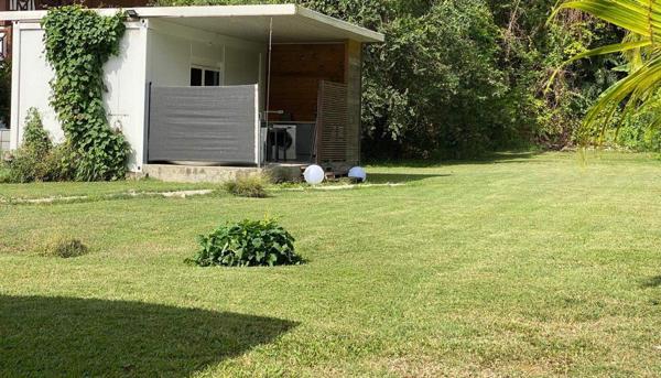 A LOUER dans jardin tropical petite maison T2 meublé et équipée avec jacuzzi .