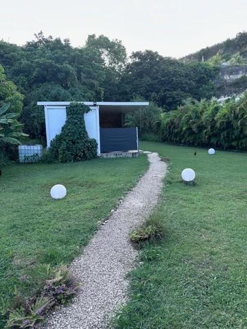 A LOUER dans jardin tropical petite maison T2 meublé et équipée avec jacuzzi .