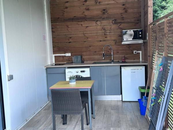 A LOUER dans jardin tropical petite maison T2 meublé et équipée avec jacuzzi .
