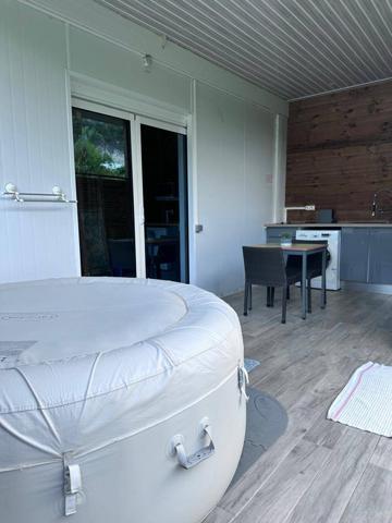 A LOUER dans jardin tropical petite maison T2 meublé et équipée avec jacuzzi .