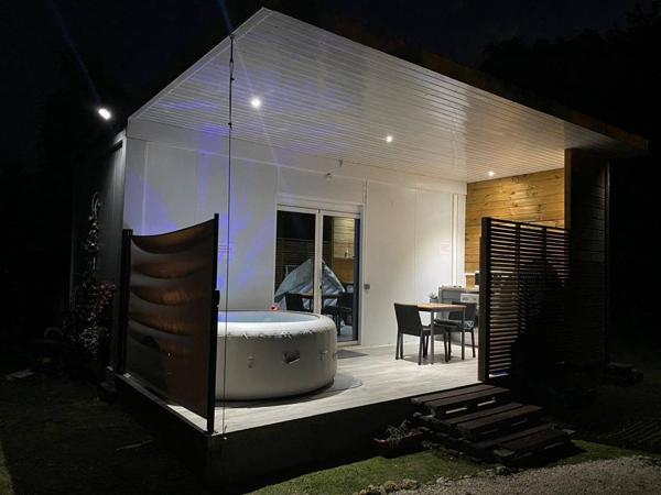 A LOUER dans jardin tropical petite maison T2 meublé et équipée avec jacuzzi .