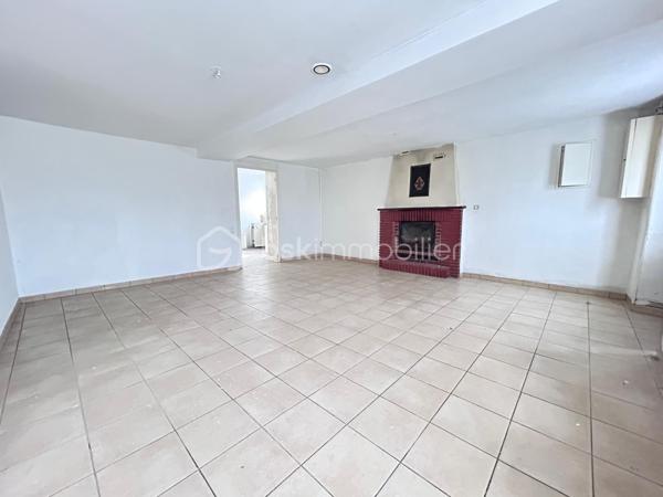 Située à seulement 15 minutes de Vitré, 20 minutes de Fougères et à 12 minutes d’Ernée, venez découvrir cet ensemble immobilier offrant de belles opportunités pour un projet d’investissement locatif ou de résidence principale

Il comprend : Une maison d’habitation d’environ 72 m2 avec jardin et garage + un terrain constructible (non attenant) de 342 m2

La maison est composée d’une pièce de vie de 29 m2, d’une pièce cuisine de 9 m2, de 2 chambres, d’une salle d’eau, d’un grenier aménageable d’environ 63 m2 au sol, d’une cave, d’un garage de 18 m2, le tout sur un terrain attenant de 250 m2.

Ce bien nécessite une rénovation sans travaux de gros œuvre car les menuiseries sont en PVC double vitrage et la couverture a été entièrement refaite en 2023.

Les atouts qui font la différence : 
✅Maison qui peut être agrandie avec le grenier aménageable
✅Jardin attenant à la maison et garage
✅Couverture neuve
✅En bonus un terrain constructible qui laisse de nombreuses possibilités.