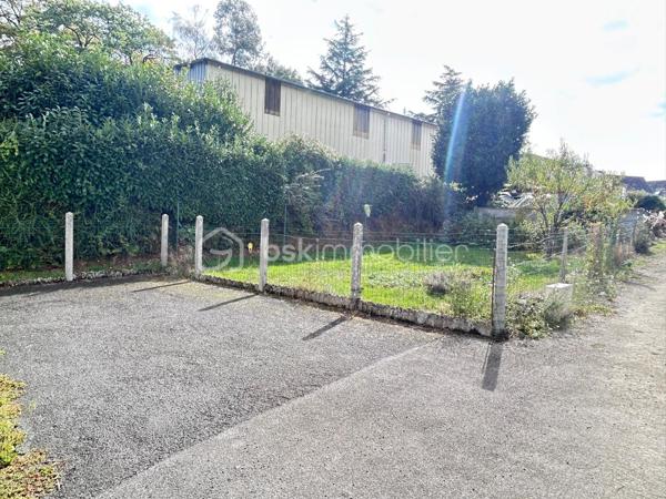 Située à seulement 15 minutes de Vitré, 20 minutes de Fougères et à 12 minutes d’Ernée, venez découvrir cet ensemble immobilier offrant de belles opportunités pour un projet d’investissement locatif ou de résidence principale

Il comprend : Une maison d’habitation d’environ 72 m2 avec jardin et garage + un terrain constructible (non attenant) de 342 m2

La maison est composée d’une pièce de vie de 29 m2, d’une pièce cuisine de 9 m2, de 2 chambres, d’une salle d’eau, d’un grenier aménageable d’environ 63 m2 au sol, d’une cave, d’un garage de 18 m2, le tout sur un terrain attenant de 250 m2.

Ce bien nécessite une rénovation sans travaux de gros œuvre car les menuiseries sont en PVC double vitrage et la couverture a été entièrement refaite en 2023.

Les atouts qui font la différence : 
✅Maison qui peut être agrandie avec le grenier aménageable
✅Jardin attenant à la maison et garage
✅Couverture neuve
✅En bonus un terrain constructible qui laisse de nombreuses possibilités.