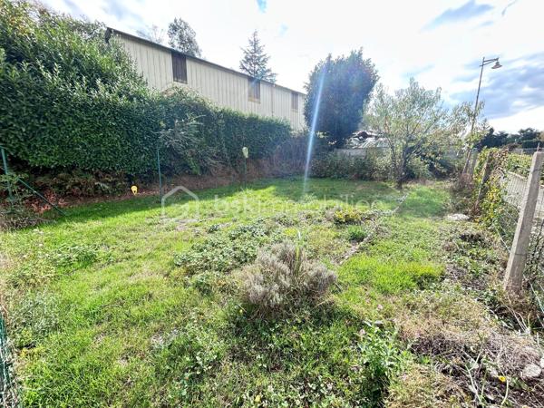 Située à seulement 15 minutes de Vitré, 20 minutes de Fougères et à 12 minutes d’Ernée, venez découvrir cet ensemble immobilier offrant de belles opportunités pour un projet d’investissement locatif ou de résidence principale

Il comprend : Une maison d’habitation d’environ 72 m2 avec jardin et garage + un terrain constructible (non attenant) de 342 m2

La maison est composée d’une pièce de vie de 29 m2, d’une pièce cuisine de 9 m2, de 2 chambres, d’une salle d’eau, d’un grenier aménageable d’environ 63 m2 au sol, d’une cave, d’un garage de 18 m2, le tout sur un terrain attenant de 250 m2.

Ce bien nécessite une rénovation sans travaux de gros œuvre car les menuiseries sont en PVC double vitrage et la couverture a été entièrement refaite en 2023.

Les atouts qui font la différence : 
✅Maison qui peut être agrandie avec le grenier aménageable
✅Jardin attenant à la maison et garage
✅Couverture neuve
✅En bonus un terrain constructible qui laisse de nombreuses possibilités.