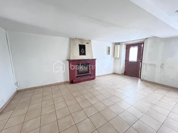 Située à seulement 15 minutes de Vitré, 20 minutes de Fougères et à 12 minutes d’Ernée, venez découvrir cet ensemble immobilier offrant de belles opportunités pour un projet d’investissement locatif ou de résidence principale

Il comprend : Une maison d’habitation d’environ 72 m2 avec jardin et garage + un terrain constructible (non attenant) de 342 m2

La maison est composée d’une pièce de vie de 29 m2, d’une pièce cuisine de 9 m2, de 2 chambres, d’une salle d’eau, d’un grenier aménageable d’environ 63 m2 au sol, d’une cave, d’un garage de 18 m2, le tout sur un terrain attenant de 250 m2.

Ce bien nécessite une rénovation sans travaux de gros œuvre car les menuiseries sont en PVC double vitrage et la couverture a été entièrement refaite en 2023.

Les atouts qui font la différence : 
✅Maison qui peut être agrandie avec le grenier aménageable
✅Jardin attenant à la maison et garage
✅Couverture neuve
✅En bonus un terrain constructible qui laisse de nombreuses possibilités.