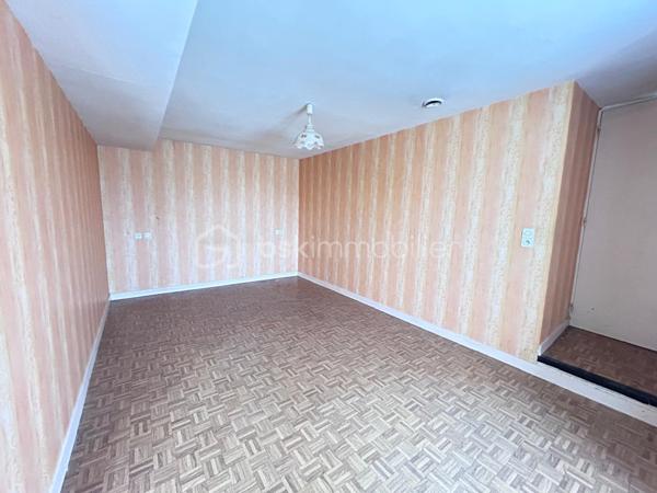 Située à seulement 15 minutes de Vitré, 20 minutes de Fougères et à 12 minutes d’Ernée, venez découvrir cet ensemble immobilier offrant de belles opportunités pour un projet d’investissement locatif ou de résidence principale

Il comprend : Une maison d’habitation d’environ 72 m2 avec jardin et garage + un terrain constructible (non attenant) de 342 m2

La maison est composée d’une pièce de vie de 29 m2, d’une pièce cuisine de 9 m2, de 2 chambres, d’une salle d’eau, d’un grenier aménageable d’environ 63 m2 au sol, d’une cave, d’un garage de 18 m2, le tout sur un terrain attenant de 250 m2.

Ce bien nécessite une rénovation sans travaux de gros œuvre car les menuiseries sont en PVC double vitrage et la couverture a été entièrement refaite en 2023.

Les atouts qui font la différence : 
✅Maison qui peut être agrandie avec le grenier aménageable
✅Jardin attenant à la maison et garage
✅Couverture neuve
✅En bonus un terrain constructible qui laisse de nombreuses possibilités.