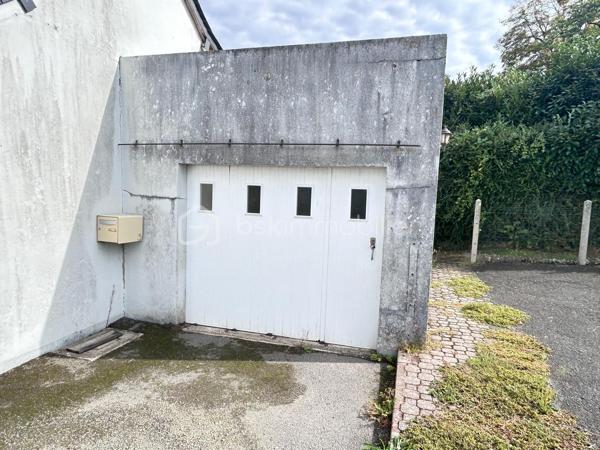 Située à seulement 15 minutes de Vitré, 20 minutes de Fougères et à 12 minutes d’Ernée, venez découvrir cet ensemble immobilier offrant de belles opportunités pour un projet d’investissement locatif ou de résidence principale

Il comprend : Une maison d’habitation d’environ 72 m2 avec jardin et garage + un terrain constructible (non attenant) de 342 m2

La maison est composée d’une pièce de vie de 29 m2, d’une pièce cuisine de 9 m2, de 2 chambres, d’une salle d’eau, d’un grenier aménageable d’environ 63 m2 au sol, d’une cave, d’un garage de 18 m2, le tout sur un terrain attenant de 250 m2.

Ce bien nécessite une rénovation sans travaux de gros œuvre car les menuiseries sont en PVC double vitrage et la couverture a été entièrement refaite en 2023.

Les atouts qui font la différence : 
✅Maison qui peut être agrandie avec le grenier aménageable
✅Jardin attenant à la maison et garage
✅Couverture neuve
✅En bonus un terrain constructible qui laisse de nombreuses possibilités.
