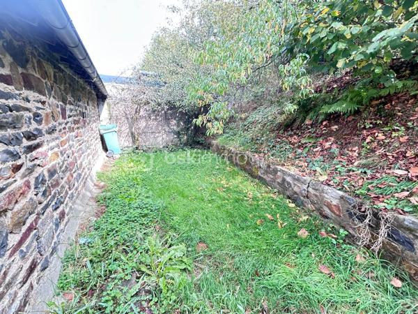 Située à seulement 15 minutes de Vitré, 20 minutes de Fougères et à 12 minutes d’Ernée, venez découvrir cet ensemble immobilier offrant de belles opportunités pour un projet d’investissement locatif ou de résidence principale

Il comprend : Une maison d’habitation d’environ 72 m2 avec jardin et garage + un terrain constructible (non attenant) de 342 m2

La maison est composée d’une pièce de vie de 29 m2, d’une pièce cuisine de 9 m2, de 2 chambres, d’une salle d’eau, d’un grenier aménageable d’environ 63 m2 au sol, d’une cave, d’un garage de 18 m2, le tout sur un terrain attenant de 250 m2.

Ce bien nécessite une rénovation sans travaux de gros œuvre car les menuiseries sont en PVC double vitrage et la couverture a été entièrement refaite en 2023.

Les atouts qui font la différence : 
✅Maison qui peut être agrandie avec le grenier aménageable
✅Jardin attenant à la maison et garage
✅Couverture neuve
✅En bonus un terrain constructible qui laisse de nombreuses possibilités.