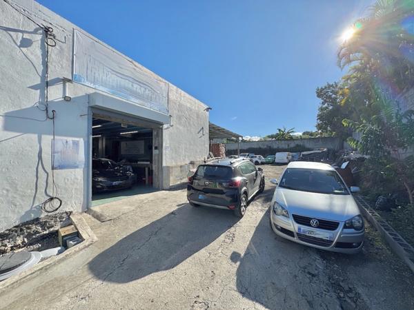 À vendre SAINT PIERRE (974) Ligne Paradis Atelier de 260m2 sur 1 200m2 de terrain