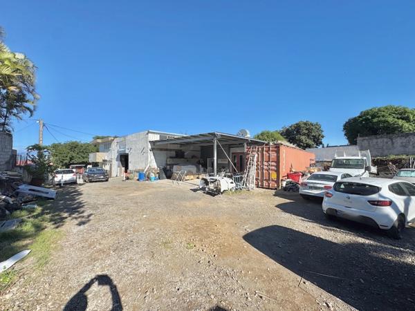 À vendre SAINT PIERRE (974) Ligne Paradis Atelier de 260m2 sur 1 200m2 de terrain