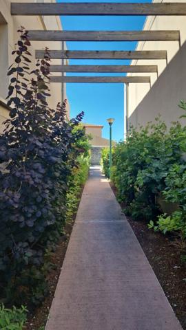 Appartement Poussan 2 pièce(s) 45 m2 avec place de parking