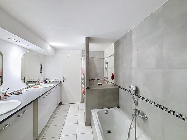 Appartement 3 pièces 98 m²  Charme troglodyte en hyper centre d'Aix-les-Bains