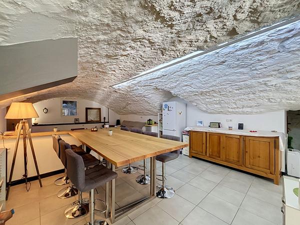 Appartement 3 pièces 98 m²  Charme troglodyte en hyper centre d'Aix-les-Bains