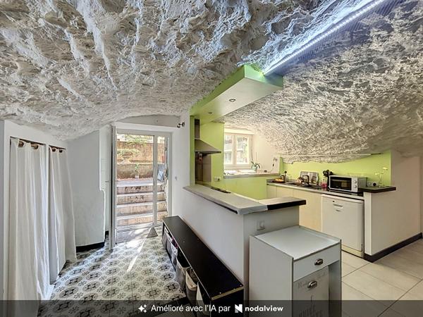 Appartement 3 pièces 98 m²  Charme troglodyte en hyper centre d'Aix-les-Bains