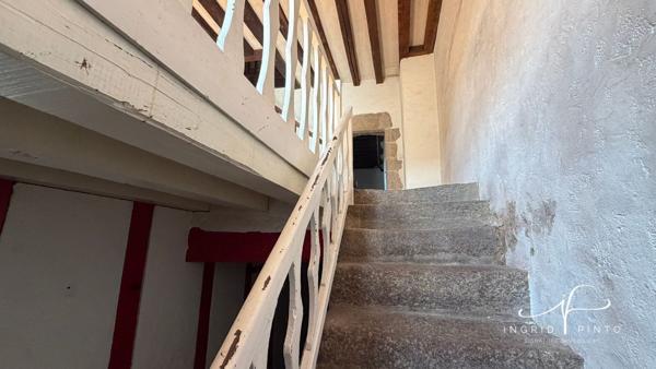Maison médiévale de caractère – 248 m² habitables avec jardin clos au cœur du quartier Saint-Jacques