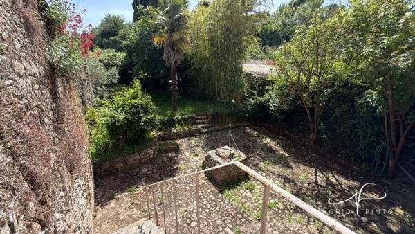 Maison médiévale de caractère – 248 m² habitables avec jardin clos au cœur du quartier Saint-Jacques