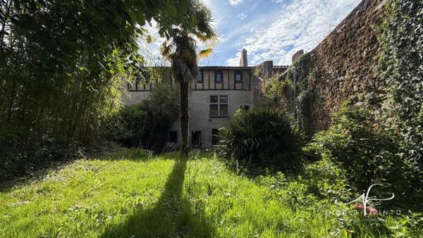 Maison médiévale de caractère – 248 m² habitables avec jardin clos au cœur du quartier Saint-Jacques