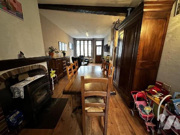 Maison de ville comprenant au rez-de-chaussée : Une entrée sur salon - salle à manger avec un a...