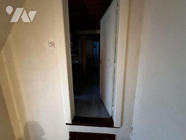 Maison de ville comprenant au rez-de-chaussée : Une entrée sur salon - salle à manger avec un a...